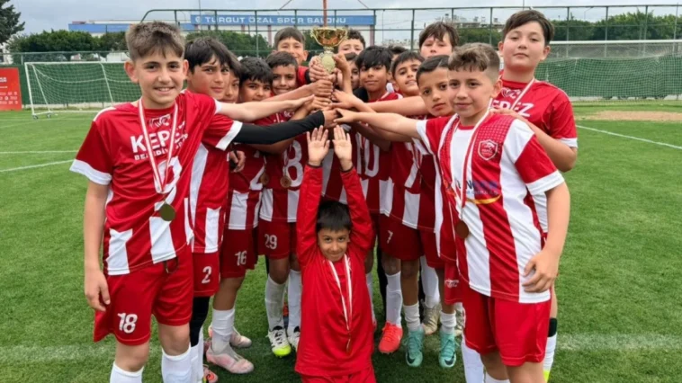 Kepez’de minik kramponlar kupalarını aldı