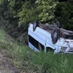 Minibüs yoldan çıktı: 2 yaralı