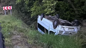 Minibüs yoldan çıktı: 2 yaralı