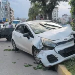 Motosiklete çarpmamak için direksiyonu kırınca ağaca çarptı