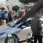 Ön camına inşat demirleri giren otomobilde 2 kişi yaralandı