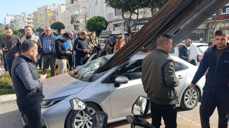 Ön camına inşat demirleri giren otomobilde 2 kişi yaralandı