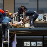 Pencereden düştü, tentede asılı kaldı