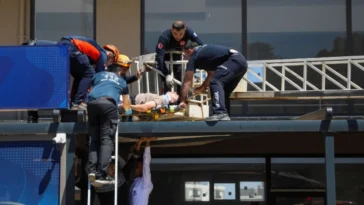 Pencereden düştü, tentede asılı kaldı