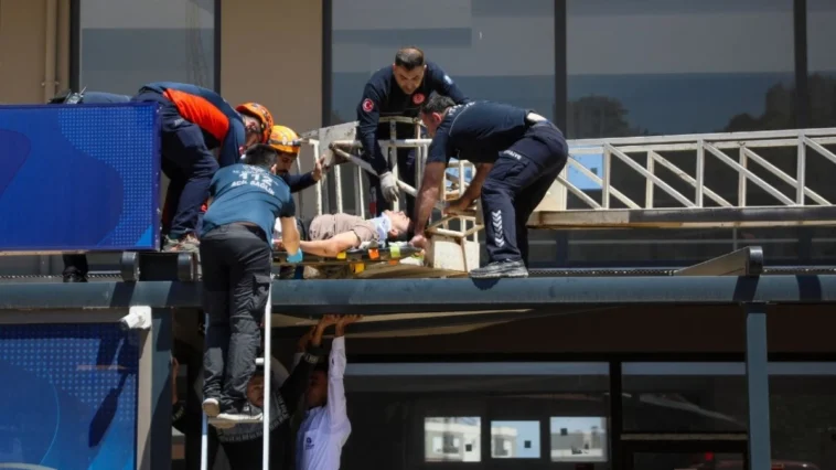 Pencereden düştü, tentede asılı kaldı