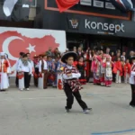 Serik’te üçüzlerden 23 Nisan gösterisi