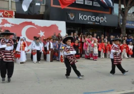 Serik’te üçüzlerden 23 Nisan gösterisi