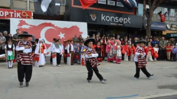 Serik’te üçüzlerden 23 Nisan gösterisi