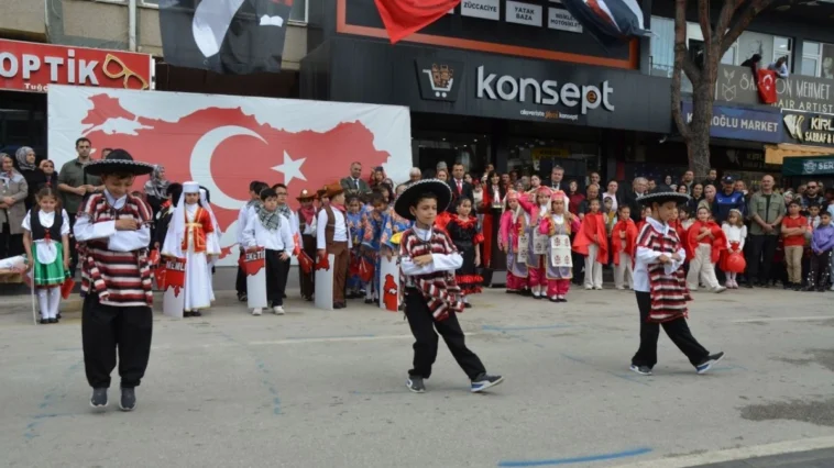 Serik’te üçüzlerden 23 Nisan gösterisi