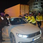 Sızan sürücüyü uyandırmak için aracı beşik gibi salladılar