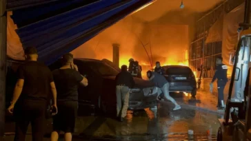 Tamirhanede yangın; 5 araç yandı