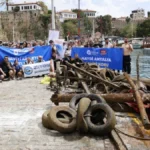 Yat Limanı'ndan 5 ton çöp çıkarıldı