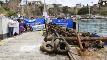 Yat Limanı'ndan 5 ton çöp çıkarıldı