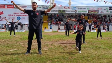 3 yaşındaki Ardenalp’ten zeybek şovu