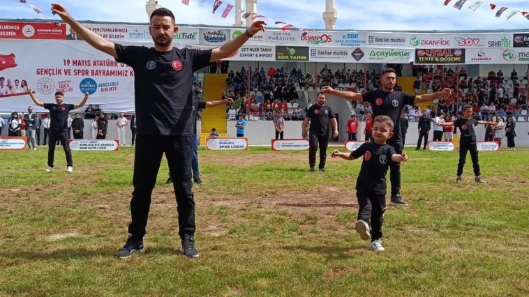 3 yaşındaki Ardenalp’ten zeybek şovu