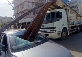 Kamyonun kasasından düşen inşaat demirleri, otomobilin tavanını deldi