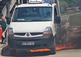 Trafikte panik anları... Kamyonette yangın çıktı, yoldan geçen sürücüler müdahale etti