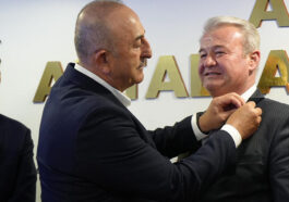 AK Partiye geçtiler: Törenle rozetleri takıldı