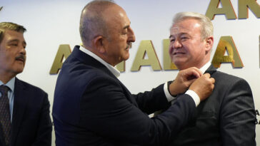 AK Partiye geçtiler: Törenle rozetleri takıldı