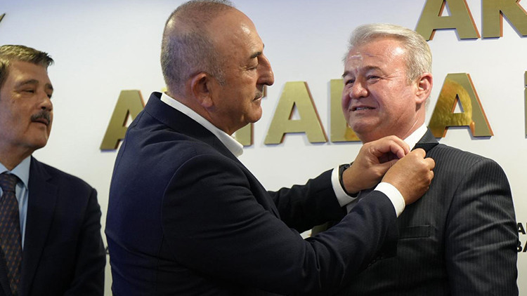 AK Partiye geçtiler: Törenle rozetleri takıldı