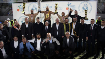 Kumlucadaki Yağlı Pehlivan Güreşlerinde başpehlivan Orhan Okulu