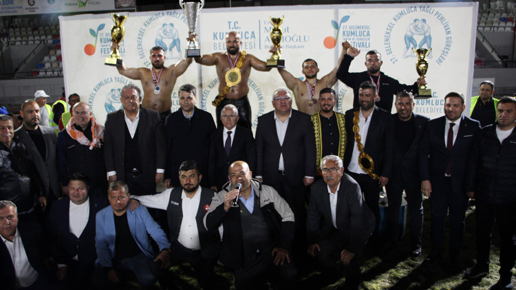 Kumlucadaki Yağlı Pehlivan Güreşlerinde başpehlivan Orhan Okulu