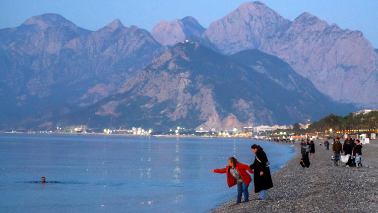 Antalyada Hıdırellez dilekleri, günün ilk ışıklarıyla suyla buluştu