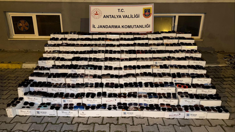 Alanyada 10 bin kaçak güneş gözlüğü ele geçirildi