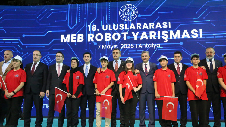 Bakan Tekin, Antalyada robot yarışmasına katıldı