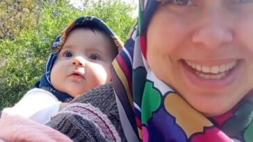 Annesi ile minik Gökçenin köy yaşamı, sanal medyada ilgi odağı oldu