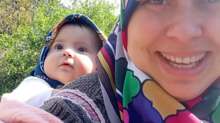 Annesi ile minik Gökçenin köy yaşamı, sanal medyada ilgi odağı oldu