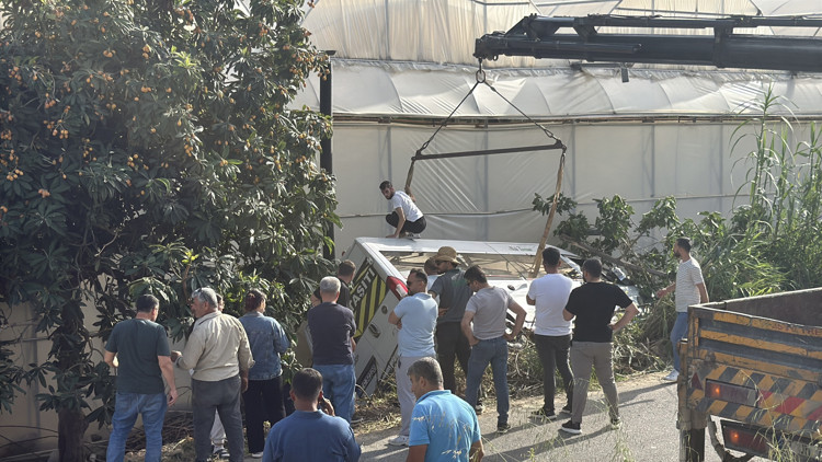 Öğrenci servis minibüsü bahçeye devrildi: 6 yaralı