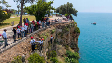 Falez bandında yamaç temizliği