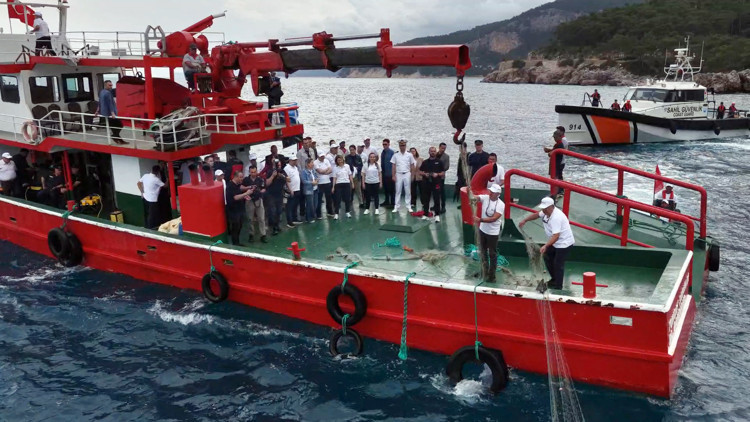 Antalyada deniz dibinden 500 metre uzunluğunda hayalet ağ çıkarıldı