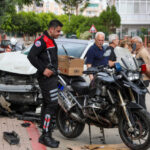 Polis motosikletiyle otomobil çarpıştı: 3 yaralı