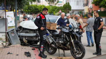 Polis motosikletiyle otomobil çarpıştı: 3 yaralı