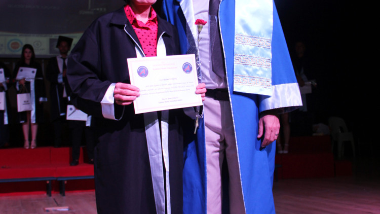 70 yaşında üniversiteden mezun oldu belgesini profesör oğlu verdi