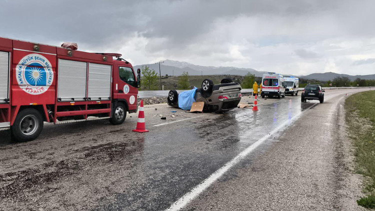 Antalyada otomobil, takla attı; evli çift öldü, 2 yaralı