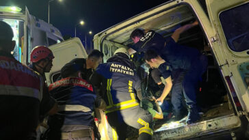 Aracıyla istinat duvarına çarpan sürücü öldü