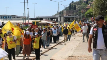Alanya’da 1 Mayıs’a yoğun katılım