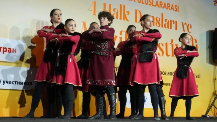Alanya'da halk dansları müzik ziyafeti yaşandı