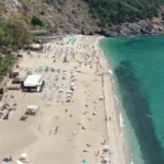 Alanya’da yaz havası sahilleri doldurdu