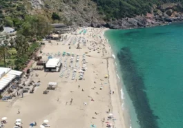Alanya’da yaz havası sahilleri doldurdu