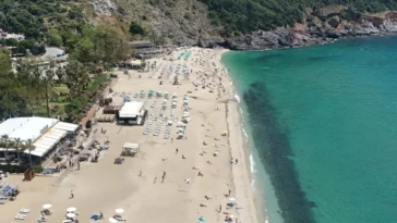 Alanya’da yaz havası sahilleri doldurdu