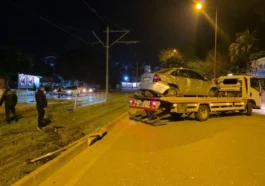 Alkollü sürücü tramvay durağına daldı
