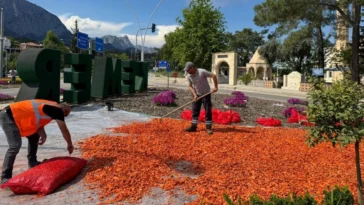 Antalya Kemer'de peyzaj ve çevre düzenlemesi çalışmaları sürüyor