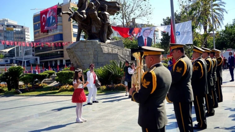 Antalya'da 19 Mayıs coşkusu çelenk töreniyle başladı