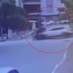 Antalya'da 2 polis memurunun yaralandığı kaza anı kameraya yansıdı