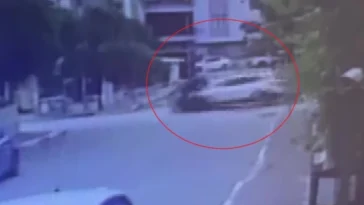 Antalya'da 2 polis memurunun yaralandığı kaza anı kameraya yansıdı