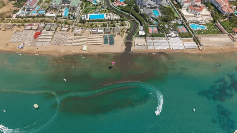 Antalya'da Gömeçli Deresi kahverengiye döndü